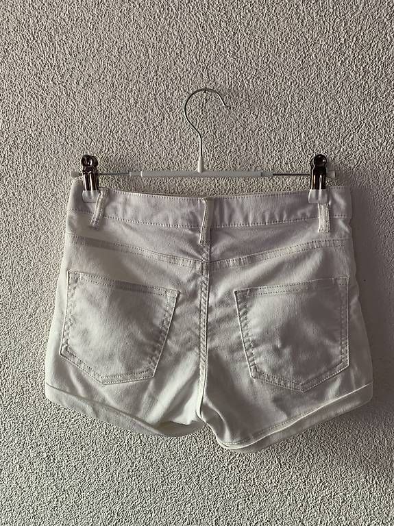 Pantaloni: Weisse Hot Pants – Usato da Wahlen b. Laufen venduto da Jeanine_T 1