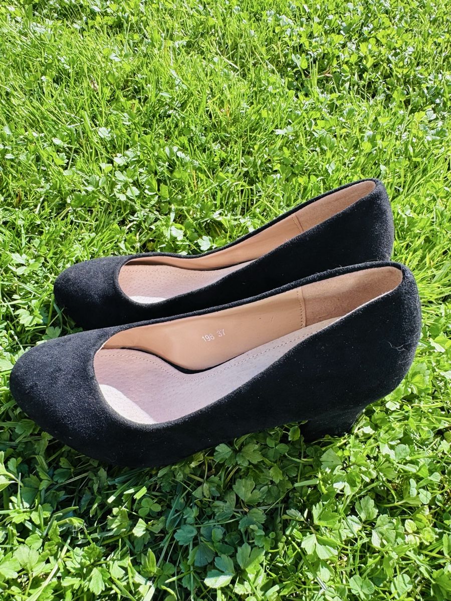 Scarpe da donna: Schwarze  Pumps Gr. 37 - Zeitlos & elegant! – Usato da Muotathal venduto da mianyc 1