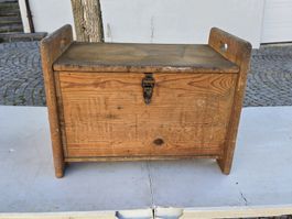 Holzkiste mit Deckel und Tragegriffen, gebrauchter Zustand. 