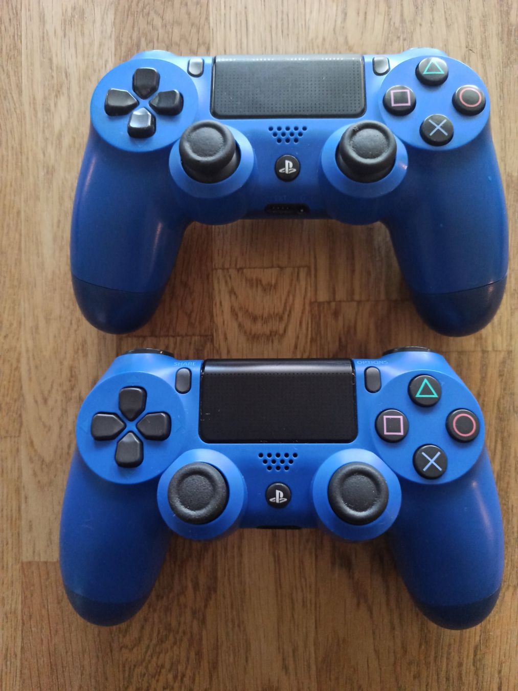 Manettes: 2 x Original Controller Sony PS4 Wireless DualShock 4 V2 – D'occasion à Oberweningen par mar_87mx