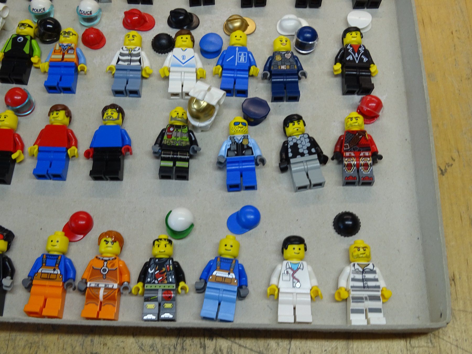Lego Kit di costruzioni: Lego 40 x Minifigs / Männchen / 2 – Usato da Wohlen AG venduto da Bricktoys 3