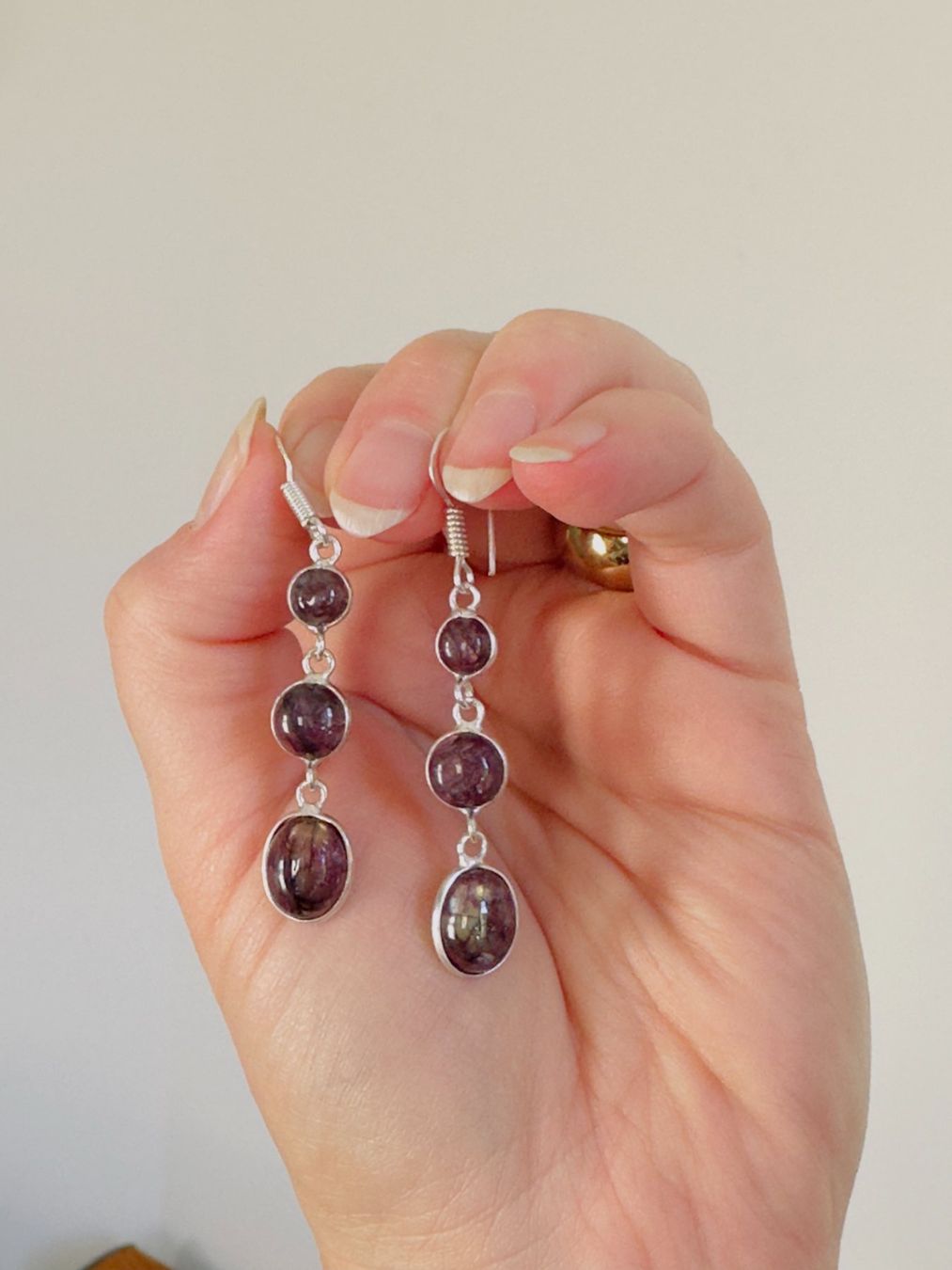 Orecchini pendenti & Orecchini a lobo: Color Enhanced Red Flash Labradorite earrings – Nuovo e nell'imballaggio originale da Genève venduto da AGBERG 4