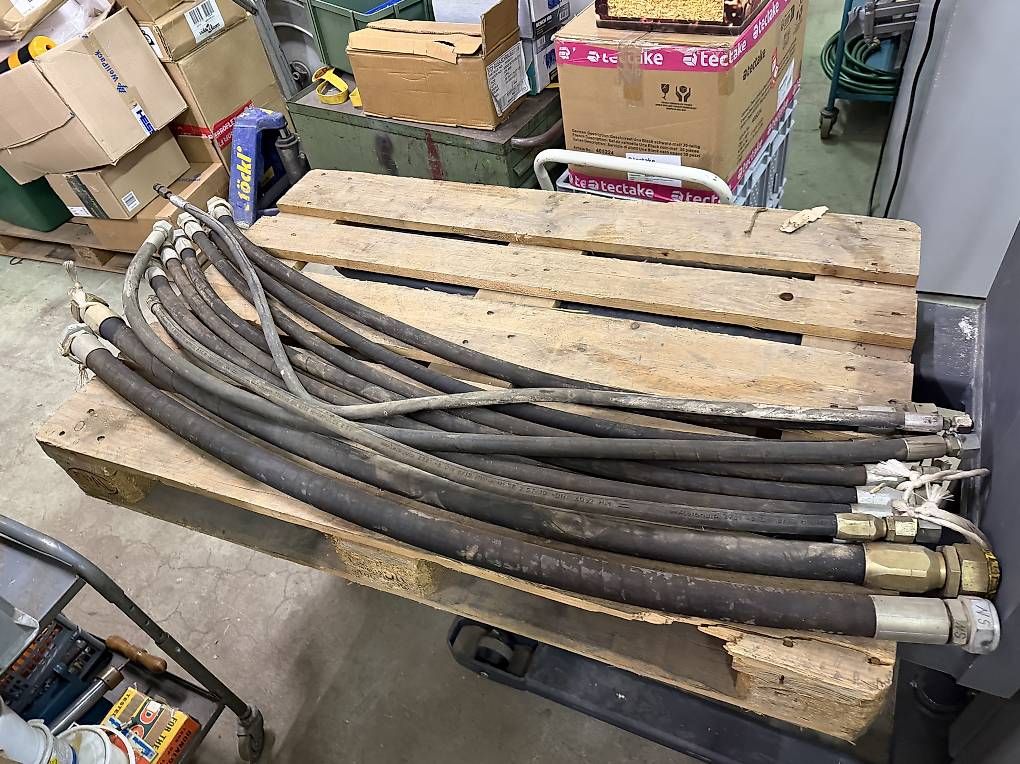 Escavatori: 11 Stk div Hydraulikschläuche ca 140cm lang – Usato da Necker venduto da liq24 1