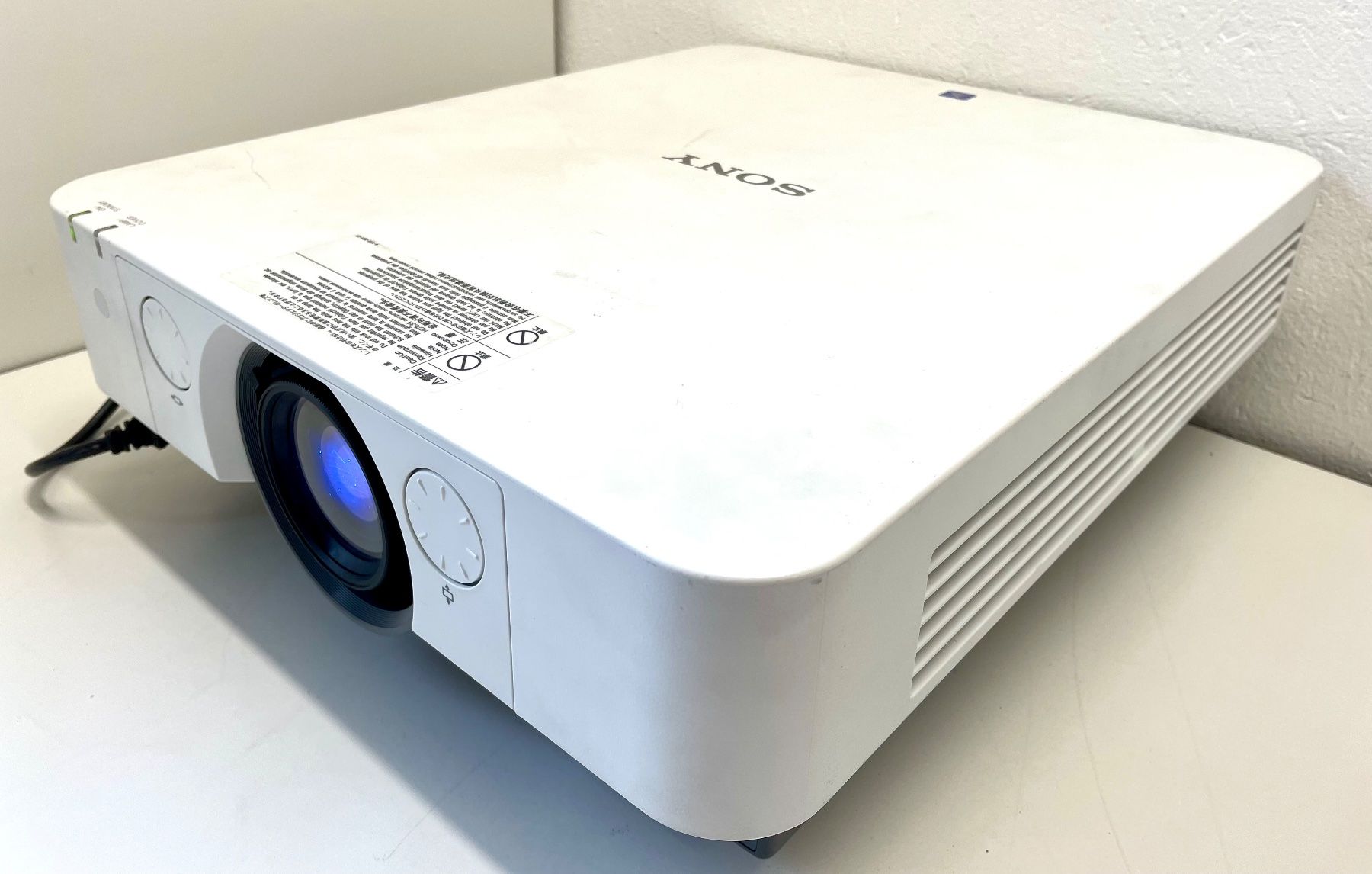 Sony Videoprojektoren: Sony Data Projector VPL-FX30 – Gebraucht aus Niederdorf von