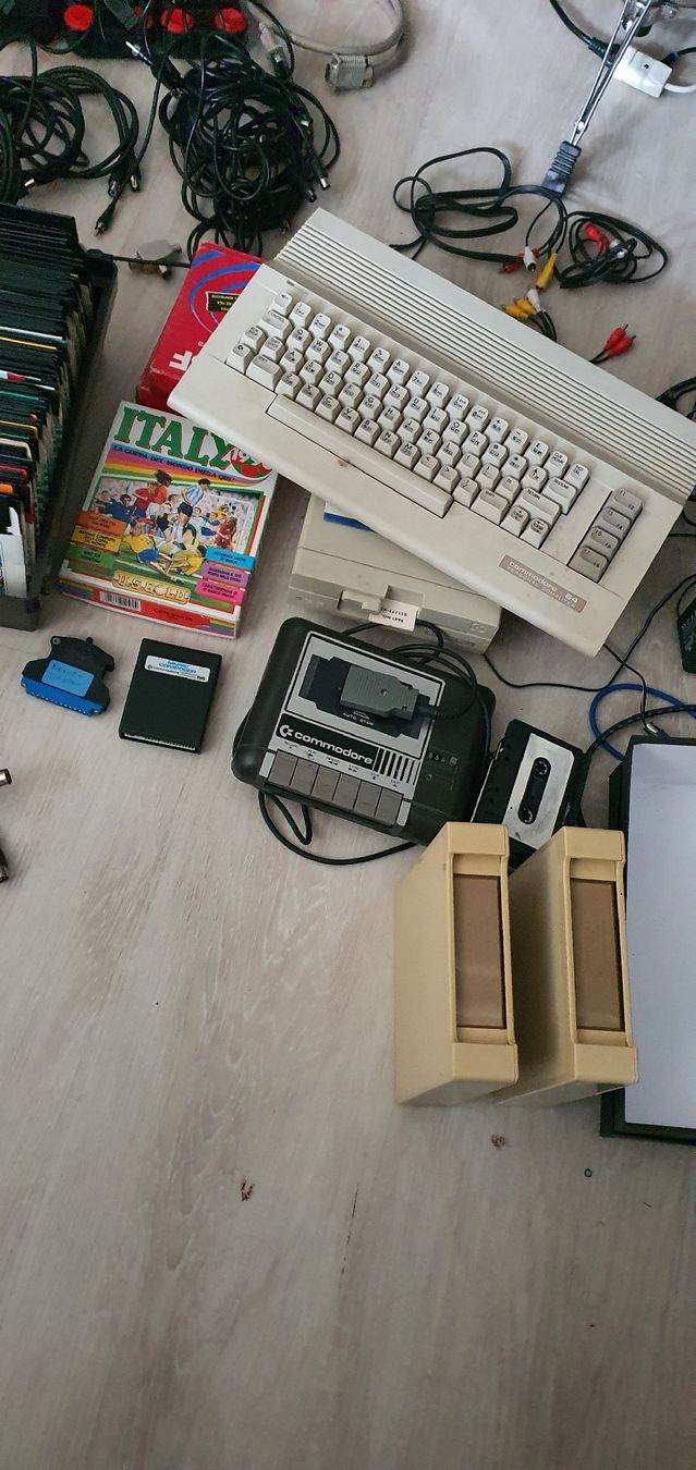 Commodore PC: Commodore 64 Zubehoer Konvolut gute Zustand – Usato da Muri AG venduto da Jeromia 1