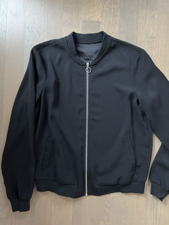 Schwarze Übergangsjacke