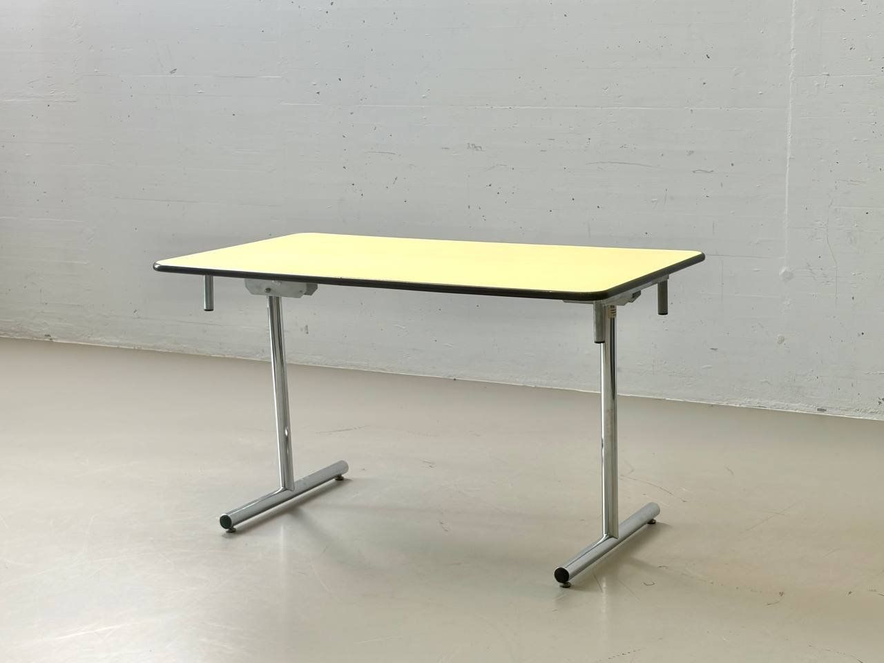 Tables: Gelbe Innovative Kelko Klapptische – D'occasion à Zürich par LeMoege