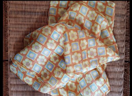 Foulard imprimé fleuri - jamais porté
