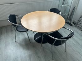 Runder Tisch 120 cm mit drei Stühlen Holz Metall gebraucht