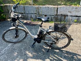 Flyer E-Bike Silber Damenrad mit Korb und Federgabel