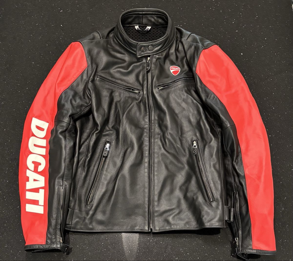 Ducati Kleiderpakete: Ducati Lederkombi, Jacke, Hose, Schuhe und Pullover/Jacke – Neu (gemäss Beschreibung) aus Steffisburg von gio_w2pf