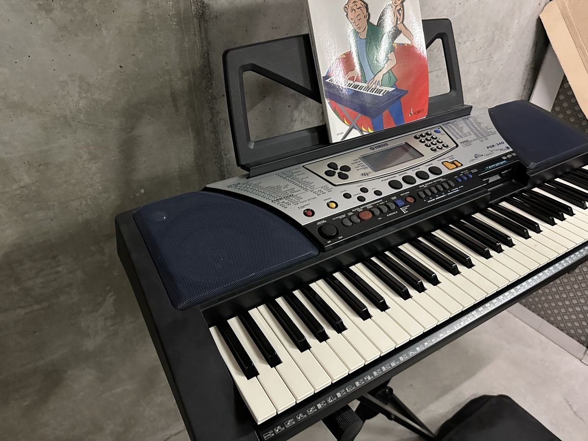 Yamaha Strumenti musicali: Keyboard Yamaha PSR-340 mit Ständer und Buch – Usato da Chur venduto da Sim7000 6