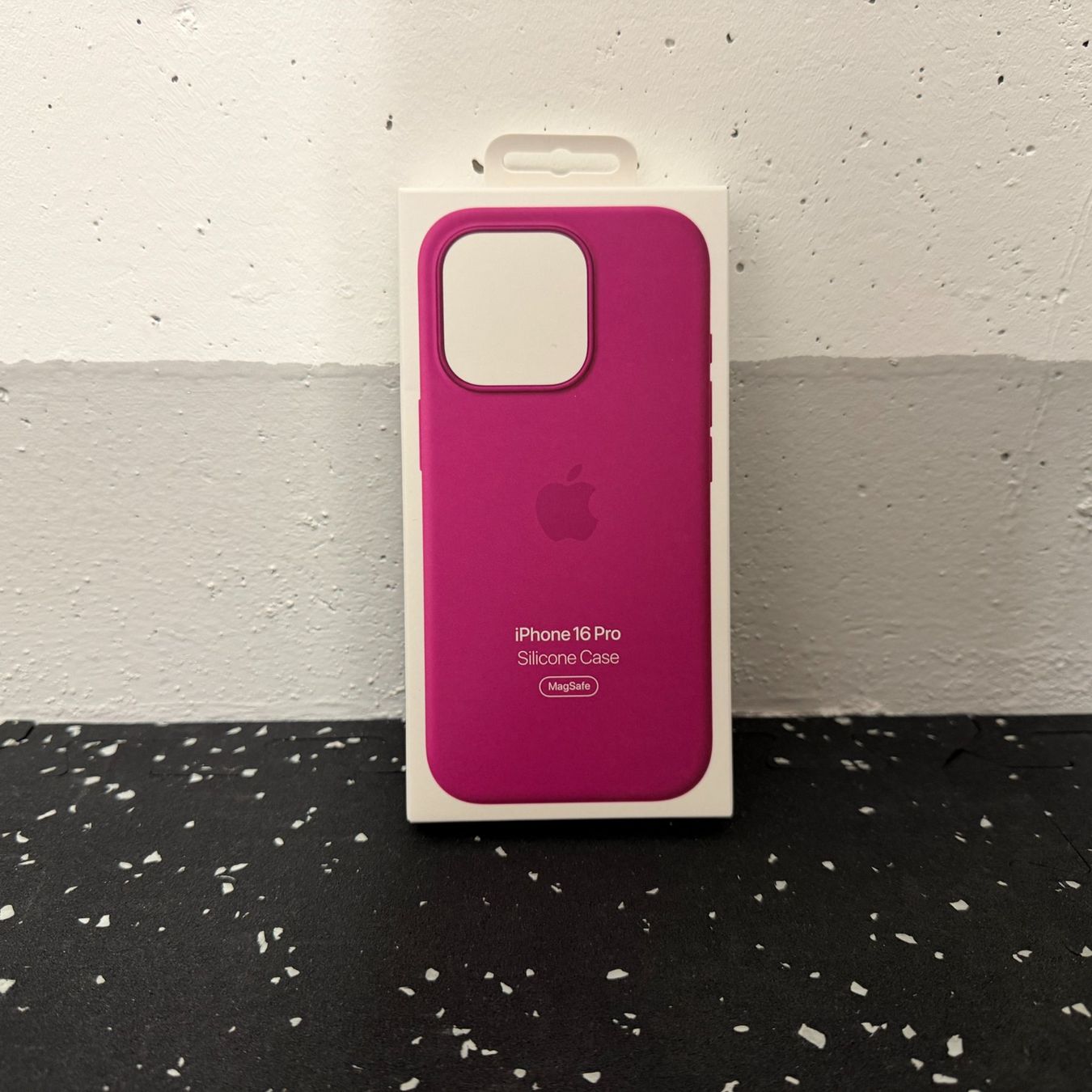 Apple Cover & Protezioni schermo: Apple | Silicon Case | Fuchsia | iPhone 16 Pro – Usato da Tägerwilen venduto da Skillet