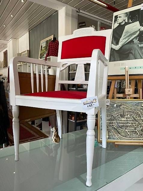 Stühle: Weisser Stuhl mit rotem Filzpolster – Gebraucht aus Neuhausen am Rheinfall von galleria13 3