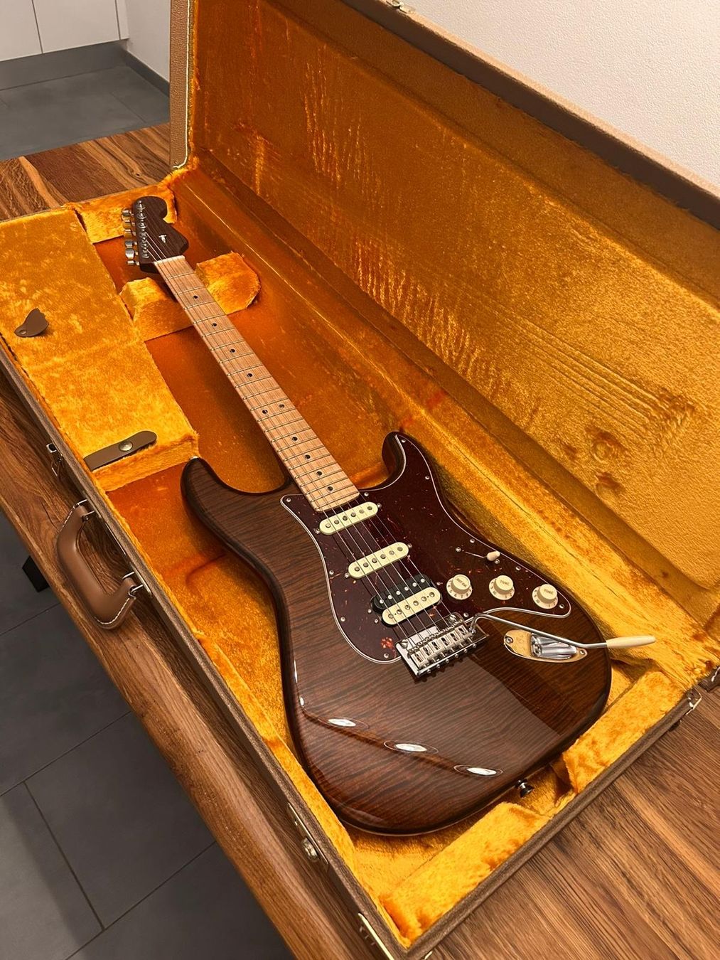 Fender Strumenti musicali: Fender Rarities Flames Maple Top Stratocaster – Nuovo (secondo la descrizione) da Prez-vers-Noréaz venduto da sci_0002