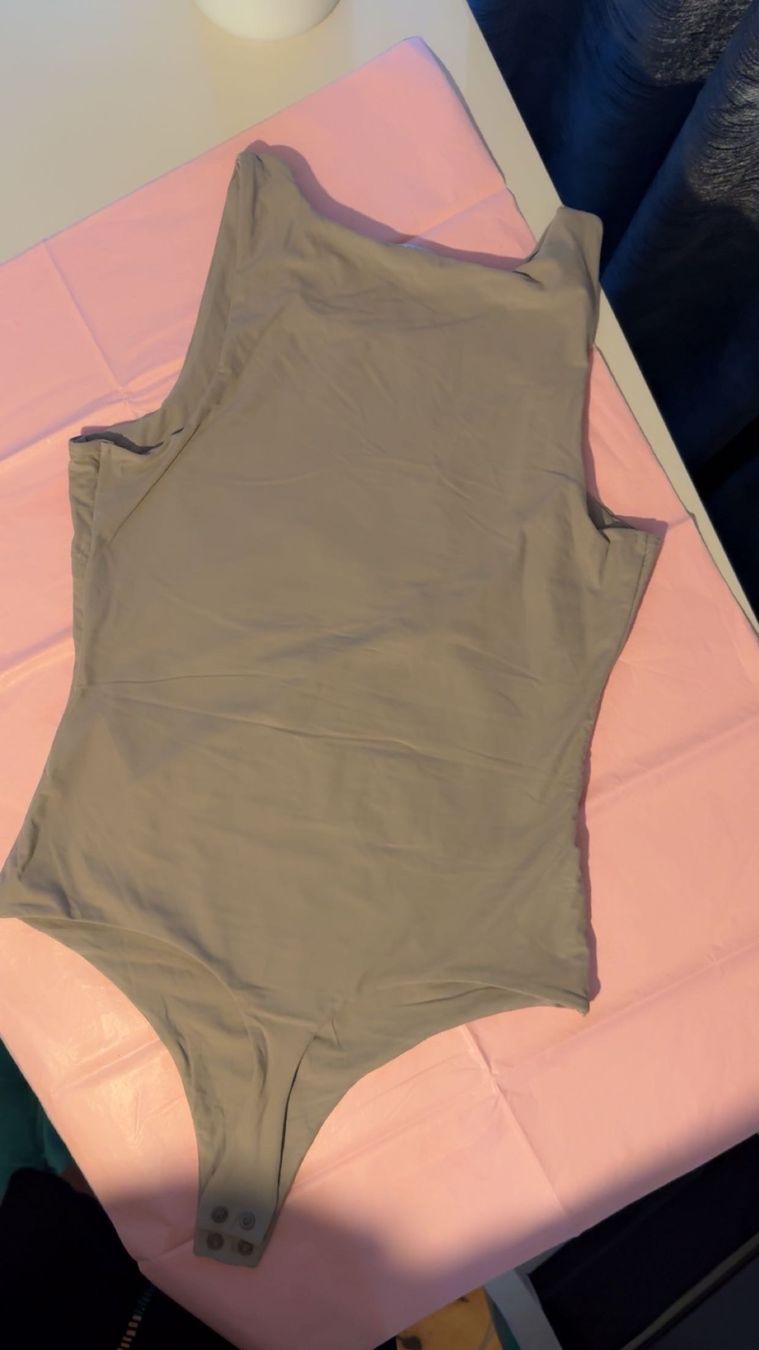 Guess Top: Guess Body - figurbetonter Hingucker Grösse S – Nuovo e nell'imballaggio originale da Emmen venduto da t_a_n88x 2