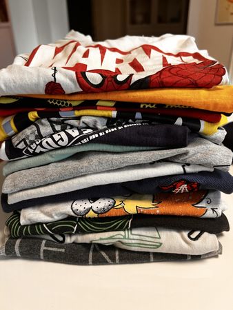 15 T-Shirt, 3 lange Trainerhosen, Grösse 116-122