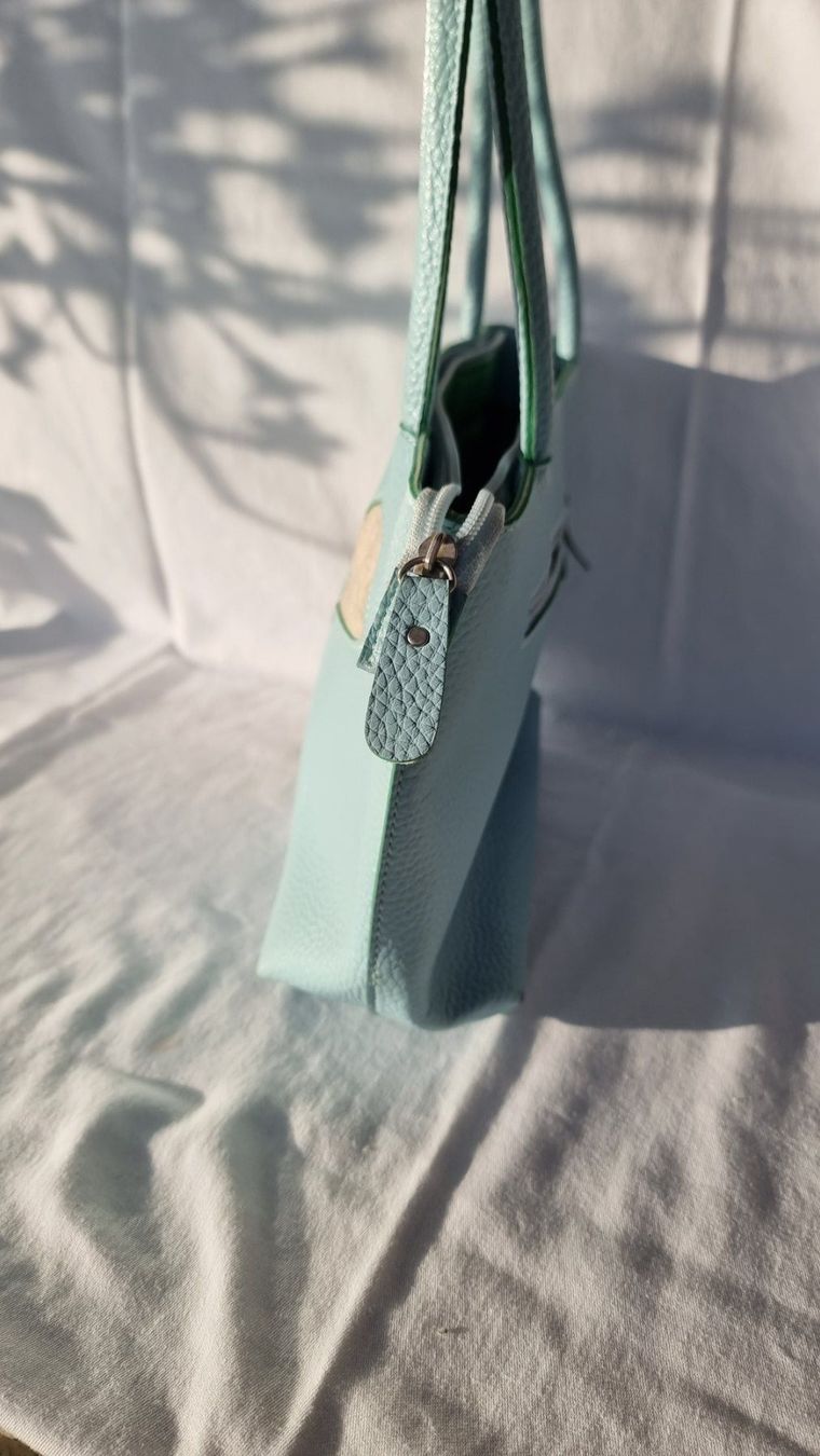 Borse da donna: Süsse Handtasche hellblau mit Blumenapplikation – Usato da Wald ZH venduto da Martin79 2