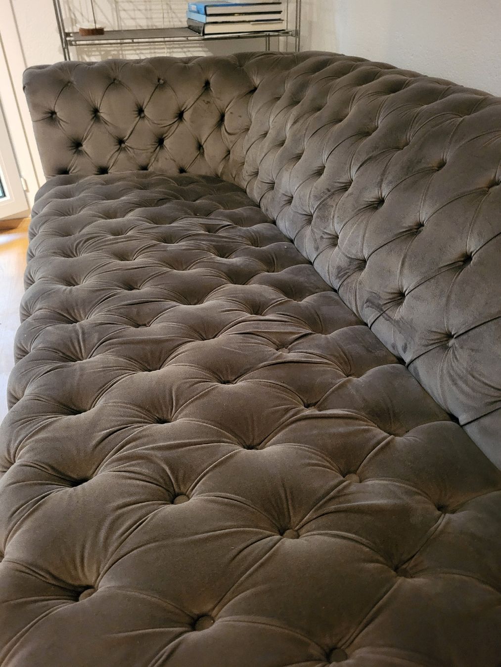 Divani: Sofa Chesterfield Samt Grau Pfister – Usato da Liebefeld venduto da Daniellson 2