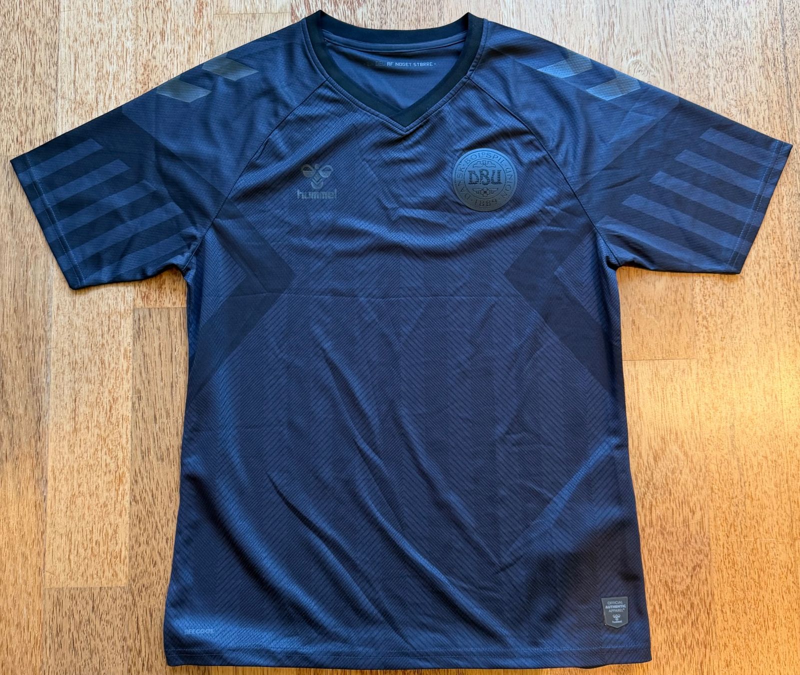 Hummel Canottiere & Pantaloni: Dänemark Third Shirt - Saison 2022 - "all black" – Nuovo (secondo la descrizione) da Hermetschwil-Staffeln venduto da Beat131