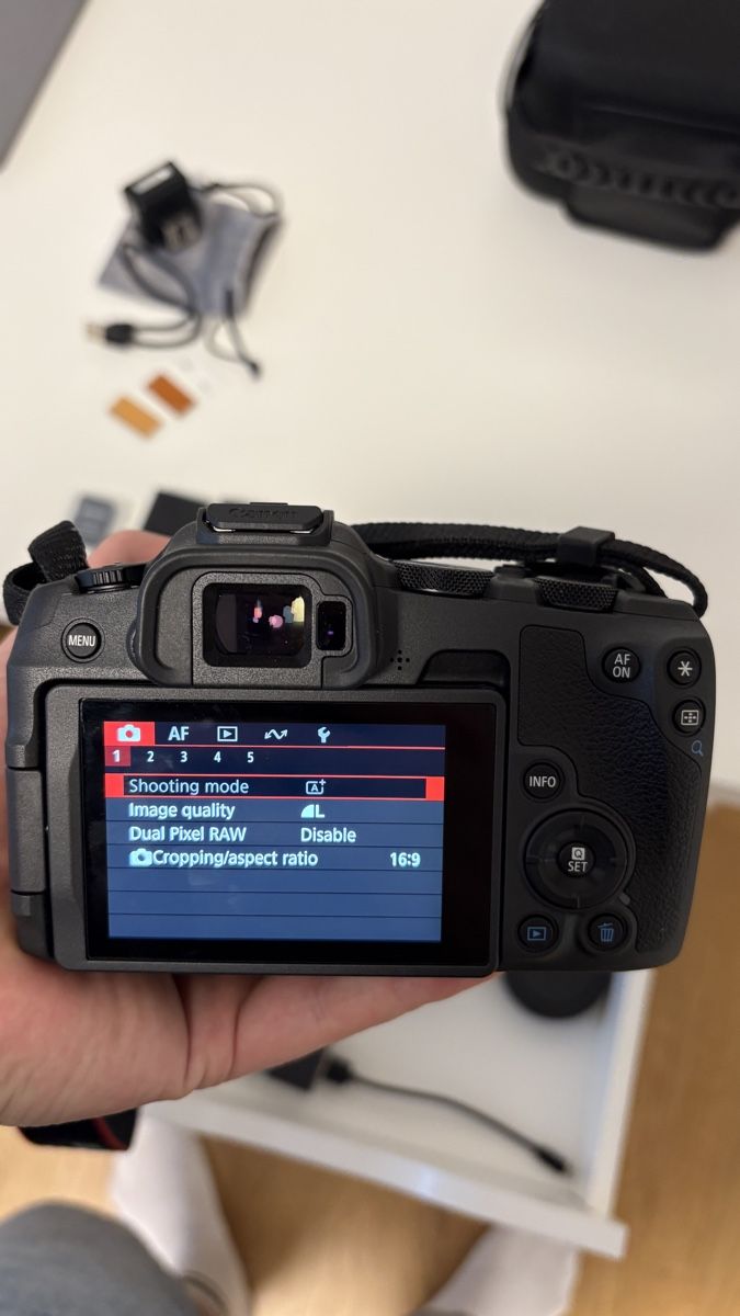 Canon Fotocamera: Cannon R8 Kit  – Nuovo (secondo la descrizione) da Emmenbrücke venduto da edm_87nn 3