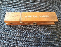 Pince presse papier vintage, bois massif "A ne pas oublier "