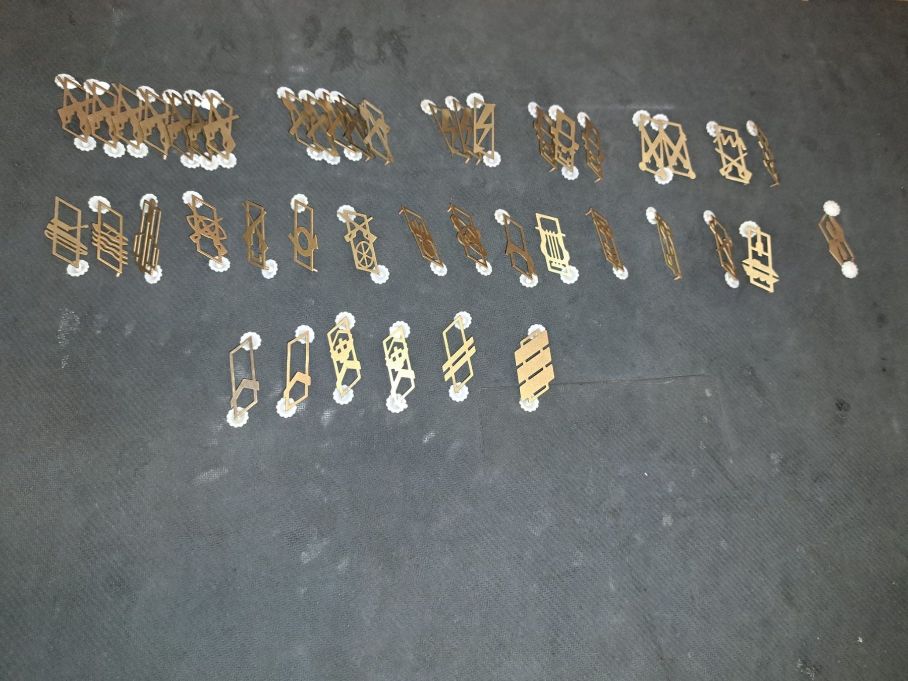 Broches & Aiguilles: Militärabzeichen – D'occasion à Payerne par Miauton