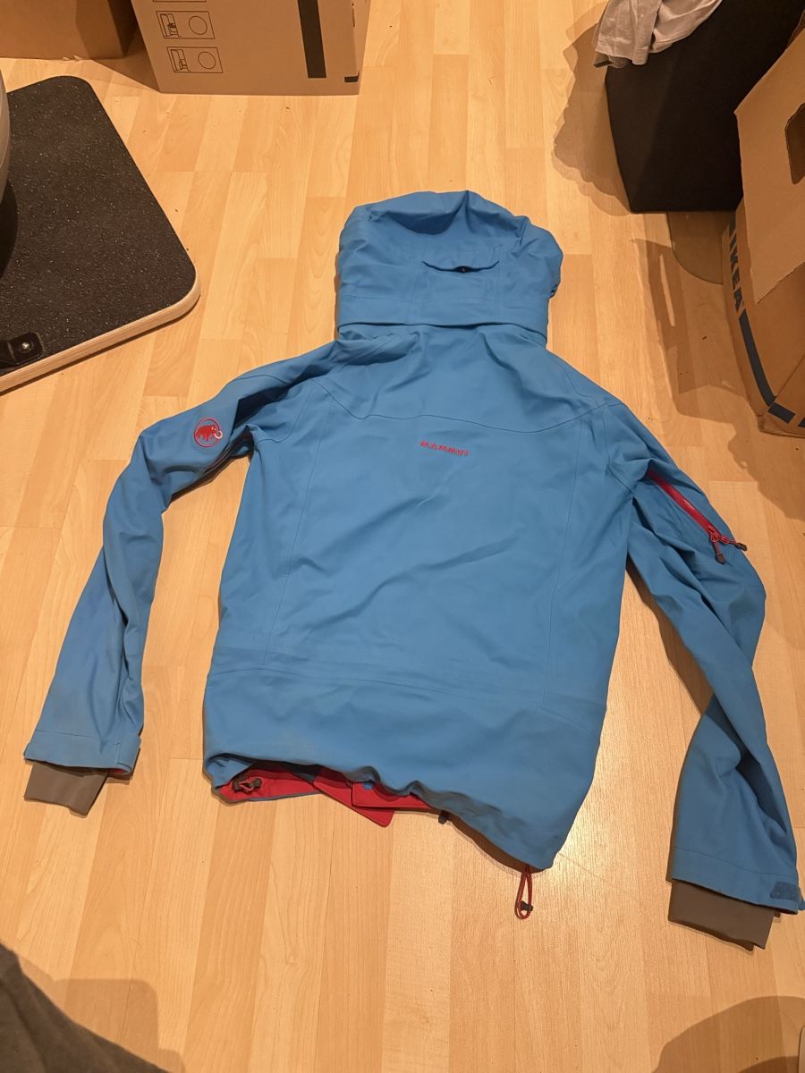 Mammut Giacche: Mammut Winterjacke Drytech mit Schneefang Gr. S – Usato da Chur venduto da lar_6zsy 7