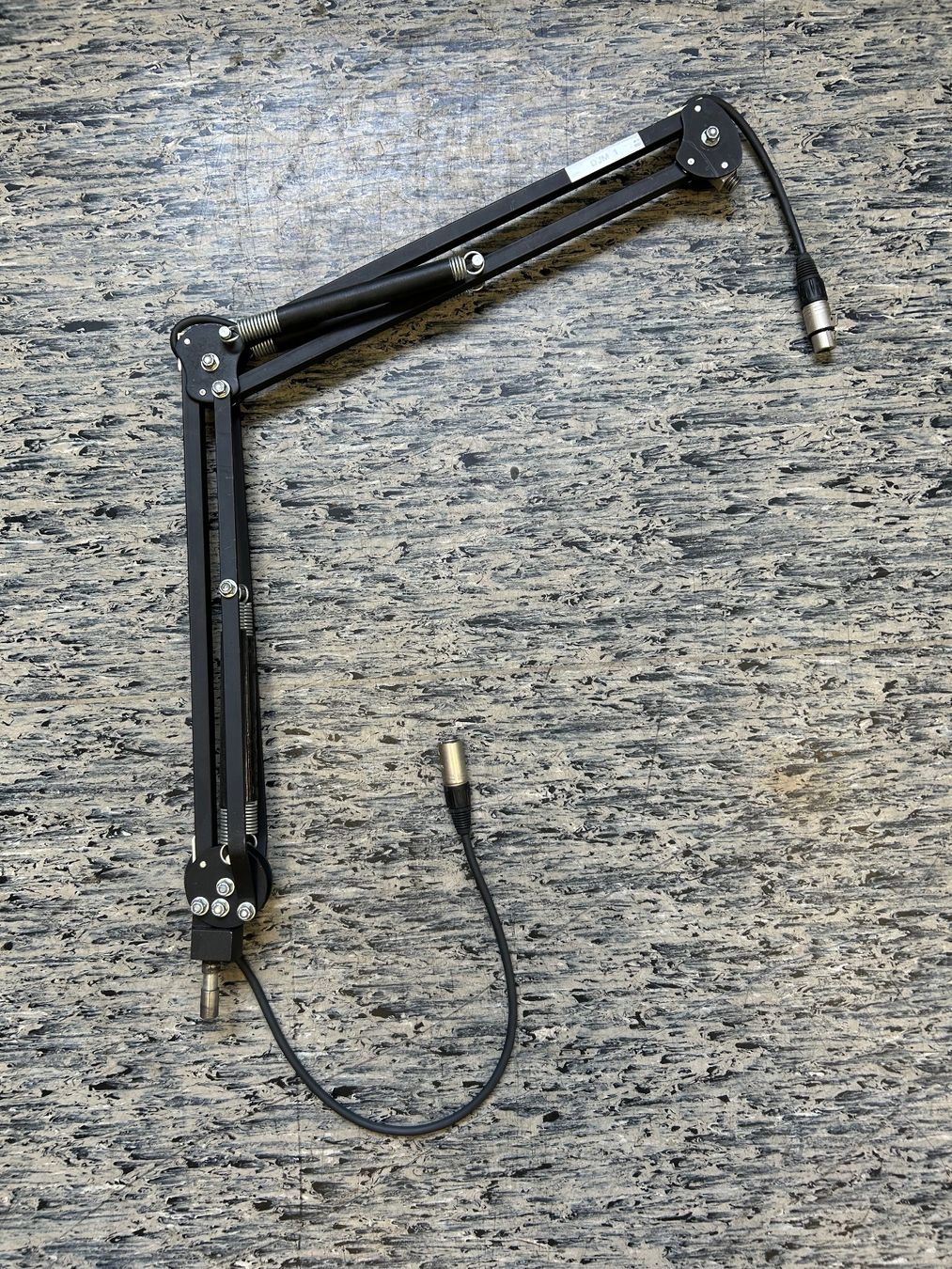 Tischset: Studiomöbel mit passenden 2 x Mikrofon Scherenarm und Rack – Gebraucht aus Zürich von LuZ_8005 7