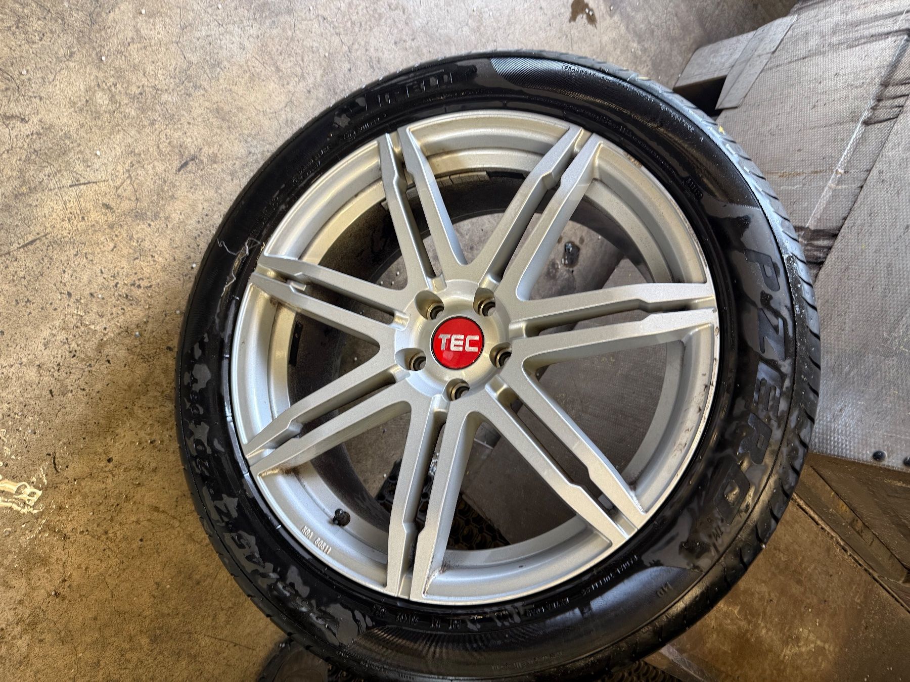 Pirelli Pneus & Roues: Felgen zu ML350 mit Sommerpneus Pirelli – D'occasion à Wohlen AG par Chili81