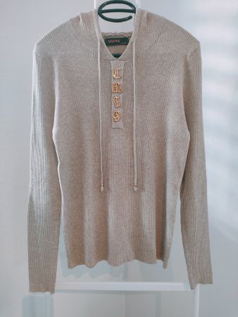 Wunderschönes Kapuzen Pulli mit modische Deko Knöpfe