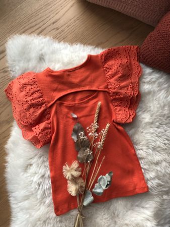 Top Mädchen Gr. 134, gerippt, Spitze Ärmel *NEU
