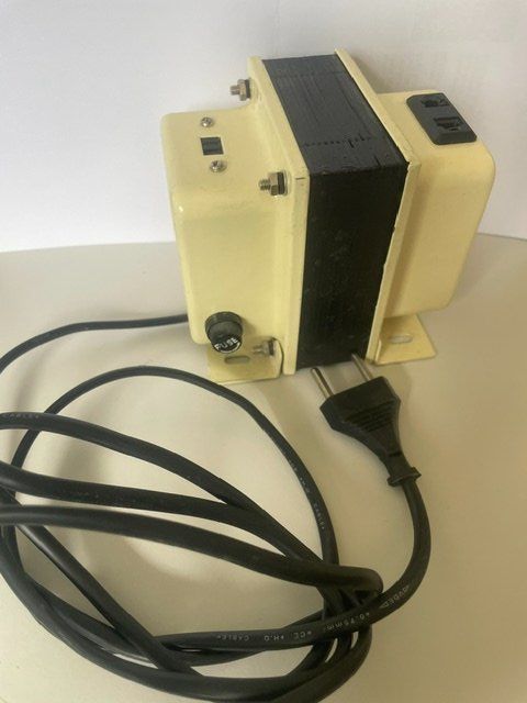 Convertisseurs: Step Up/Down Konverter (Transformer) 110V AC oder 220V AC – D'occasion à Domat/Ems par jodelcheese 6