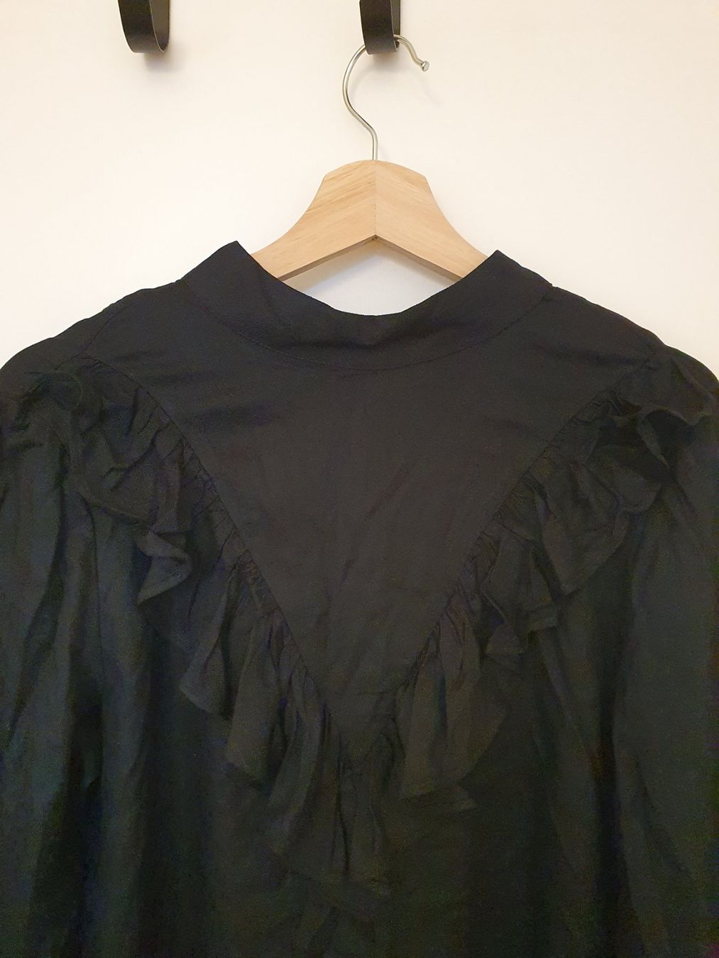 Monki Blusen: Camicia nera MONKI con volant, taglia S – Neu (gemäss Beschreibung) aus Langnau am Albis von dav_n72f 1