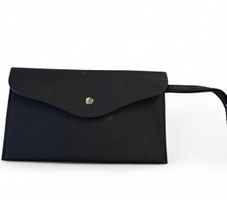 Schwarze Clutch Tasche mit Henkel – Perfekt für den Sommer