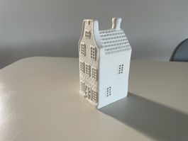 Amsterdam-Haus Teelicht einsetzen für ein schönes Licht