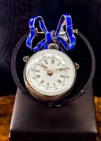 Sammlerstück: Uhr mit Anstecknadel, blau emaillierte Schleif