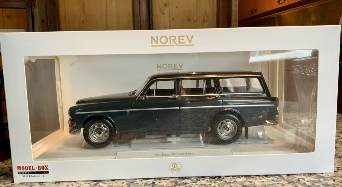 Volvo Modellini d'auto: VOLVO AMAZON KOMBI 1966 GRAU MASSSTAB 1:18  – Nuovo e nell'imballaggio originale da Erlenbach i. S. venduto da MB-Next-Level 2