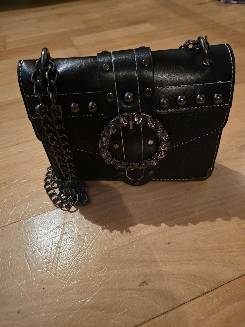 Borse da donna: Schwarze Handtasche mit Kette, neuwertig & modisch! – Nuovo (secondo la descrizione) da Beromünster venduto da viv_x99v 1