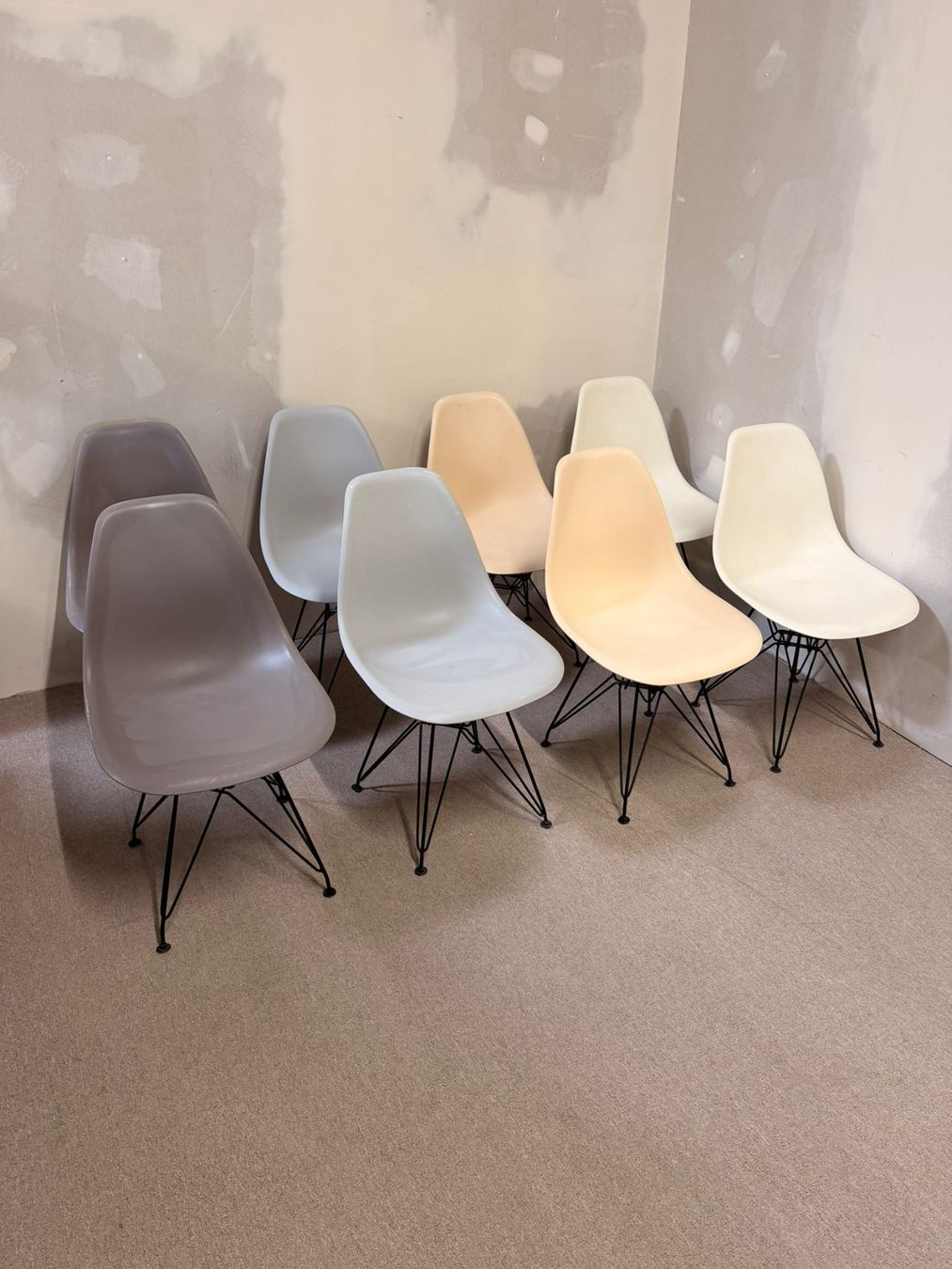 Stühle: Design Schalenstuhl grau ähnlich wie Vitra Eames – Gebraucht aus Rickenbach ZH von Der-Insider 9
