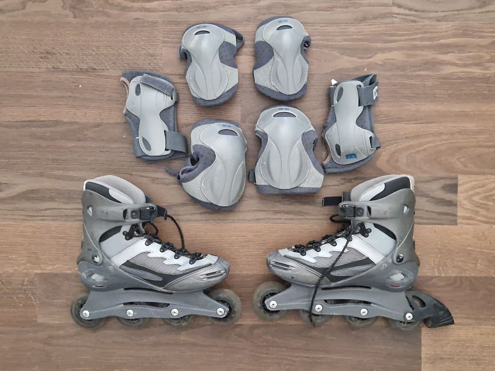 Inline-Skating & Rollschuhe: Inline-Skates Gr. 42 inkl. Protektoren – Gebraucht aus Mels von Monkeytown