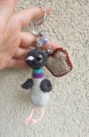 Amigurumi Schlüsselanhänger mit Taube und Scheibe Brot 