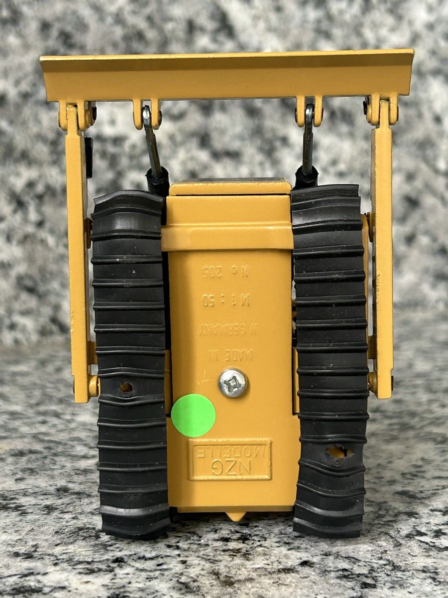 Caterpillar Kit di modellismo & Modellini statici: Cat D4 , 1:50 , NZG – Usato da Horw venduto da Tigercat635 4