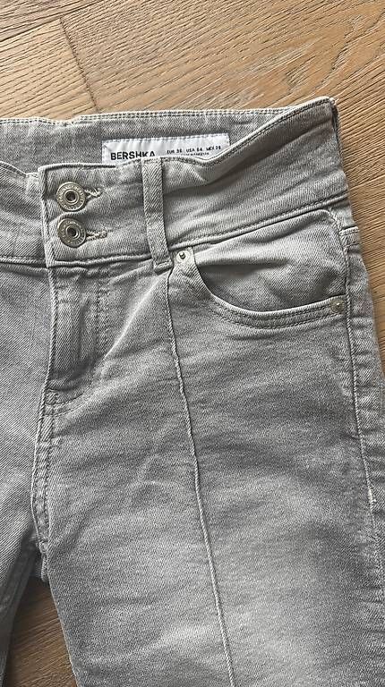 Jeans: Bershka Bootcut-Jeans – Usato da Hünenberg See venduto da Schulers 2