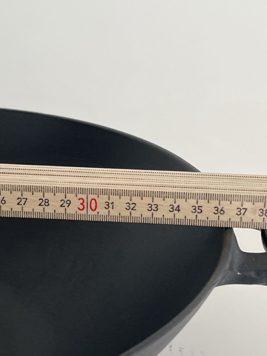 Padelle: Schwarzer Wok aus Gusseisen mit Deckel, – Usato da Winterthur venduto da nma_2kgs 3