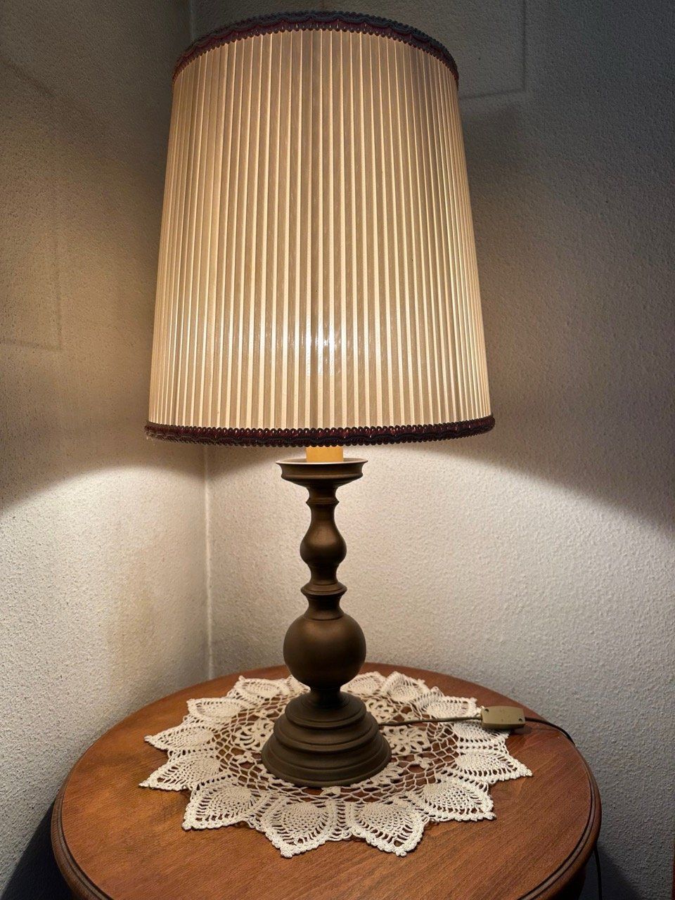 Lampes: Antike Tischleuchte mit gebürstetem Messingfuss – D'occasion à Ins par ab_80 2