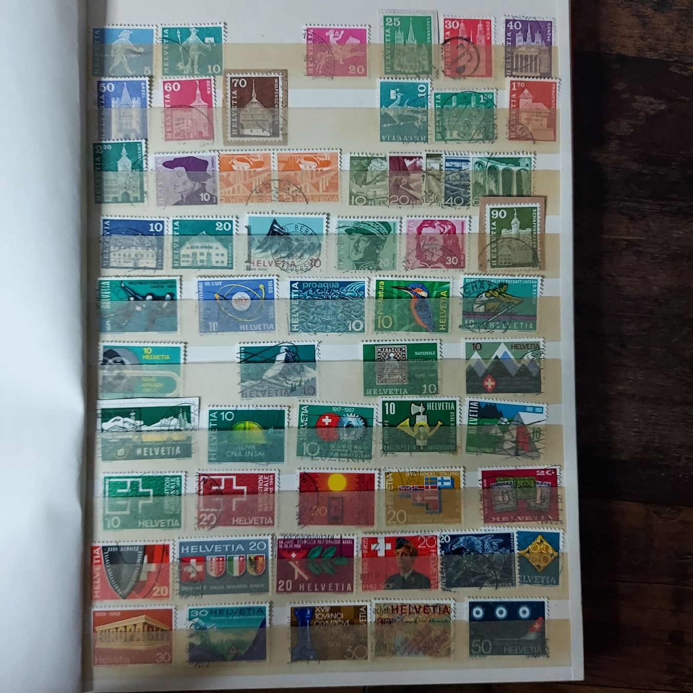 Alle Briefmarken: International Stamp Collection Album mit stams – Defekt aus Biel/Bienne von dak_h8gk