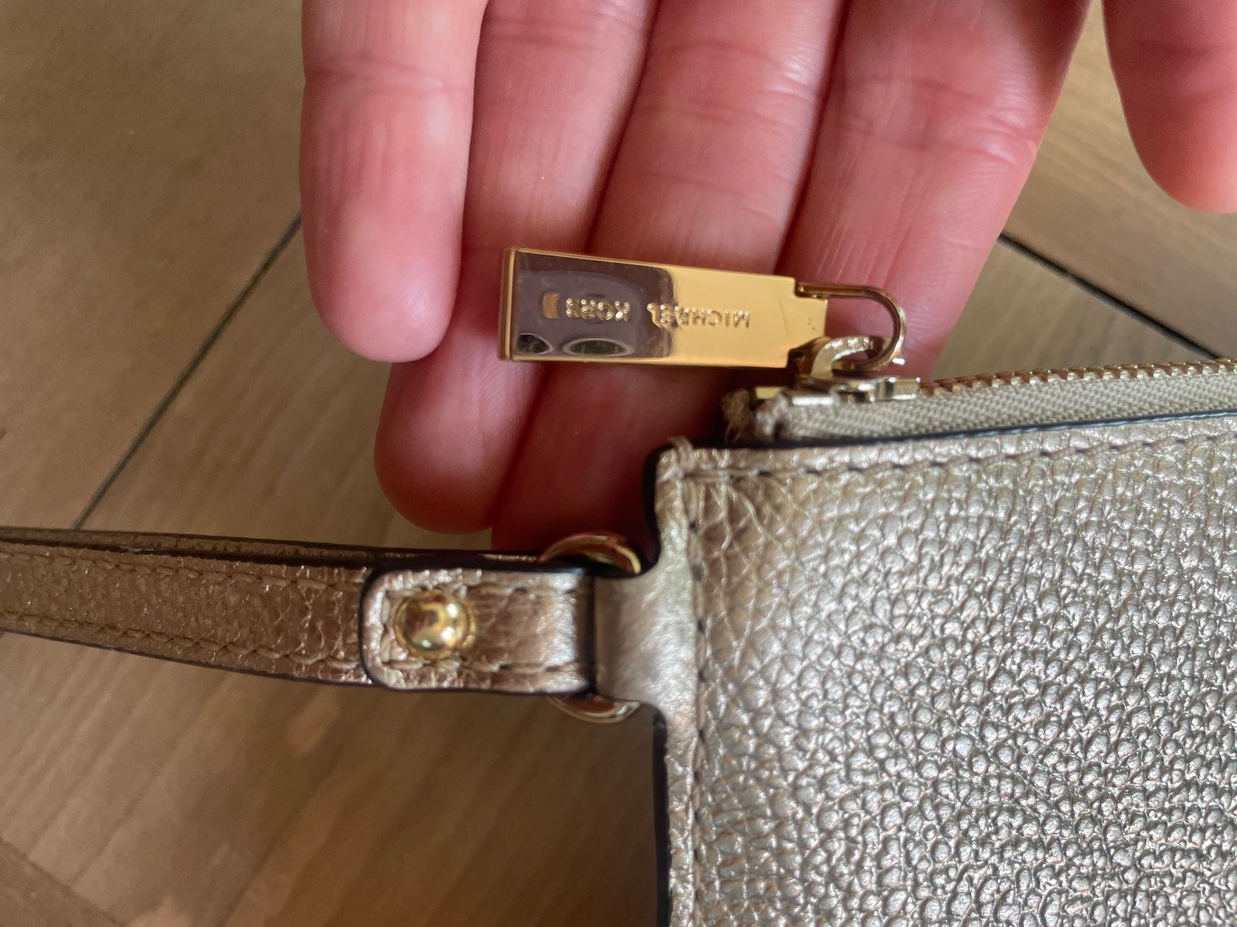Michael Kors Taschen für Damen: Goldige Clutch von Michael Kors – Gebraucht aus Zürich von 28881084 7