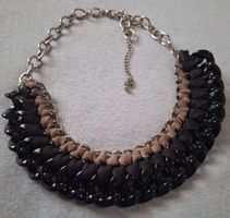 Collier plastron noir et beige – Bijou fantaisie élégant