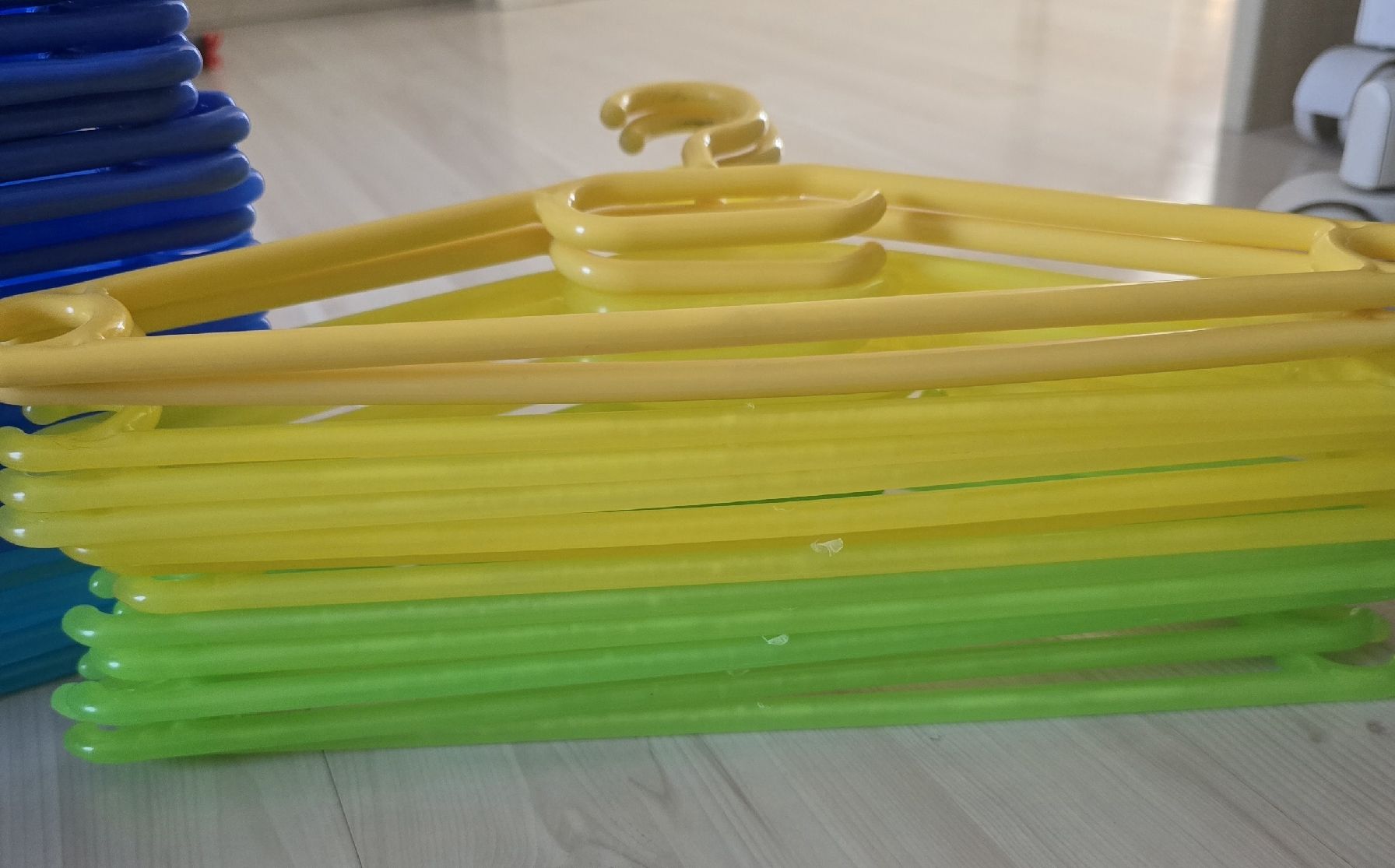 Appendiabiti: 89 Stk Kinderkleiderbügel – Usato da Murgenthal venduto da schnaeppli1.0 1